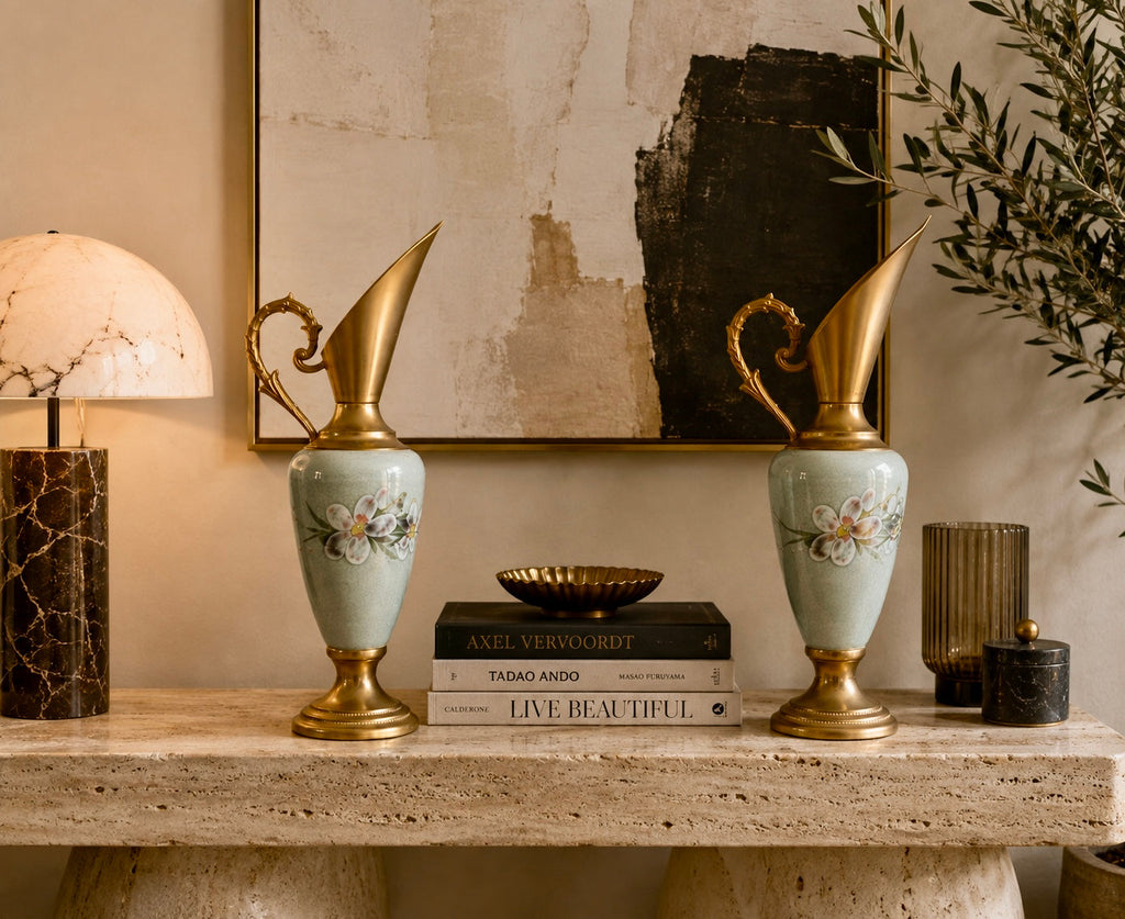 Paire de vases aiguières vintage en céramique et métal doré – 25 cm