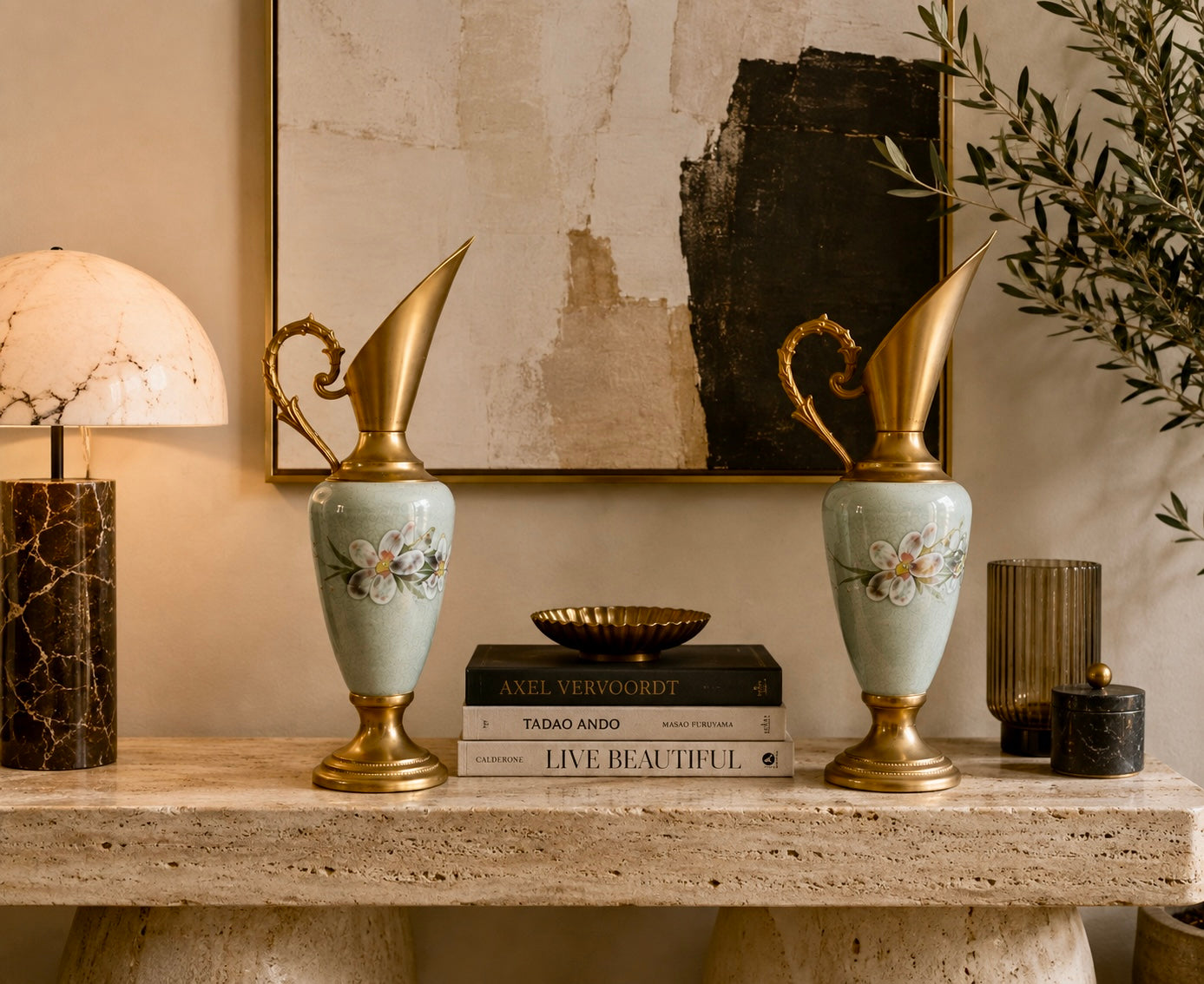 Paire de vases aiguières vintage en céramique et métal doré – 25 cm
