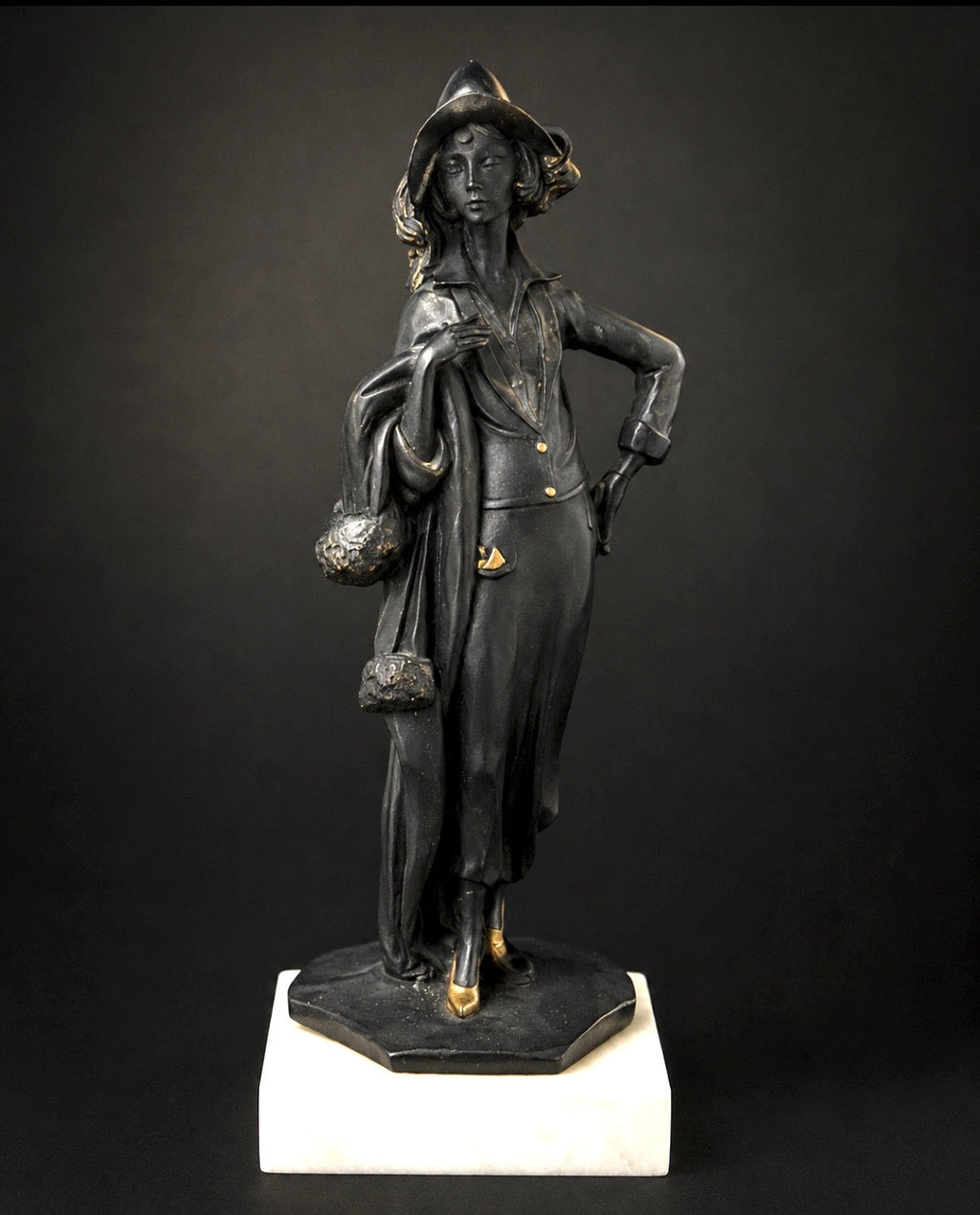 Figurine élégante sur socle en marbre – Esprit Art déco vintage