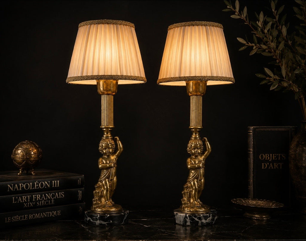 Paire de lampes anciennes à chérubins sur socle en marbre noir