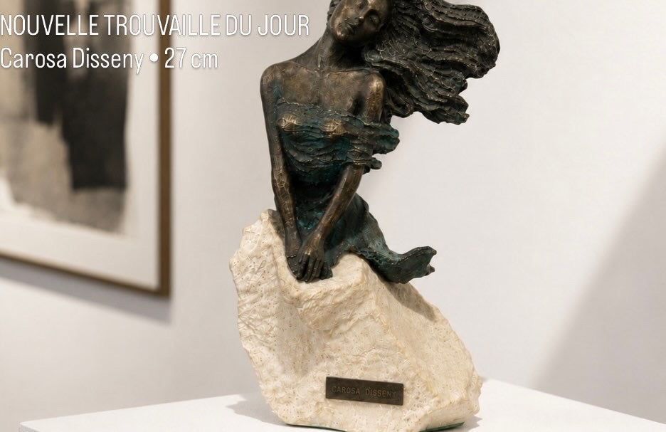 Sculpture Carosa Disseny — Figure féminine stylisée sur socle minéral, H. 27 cm