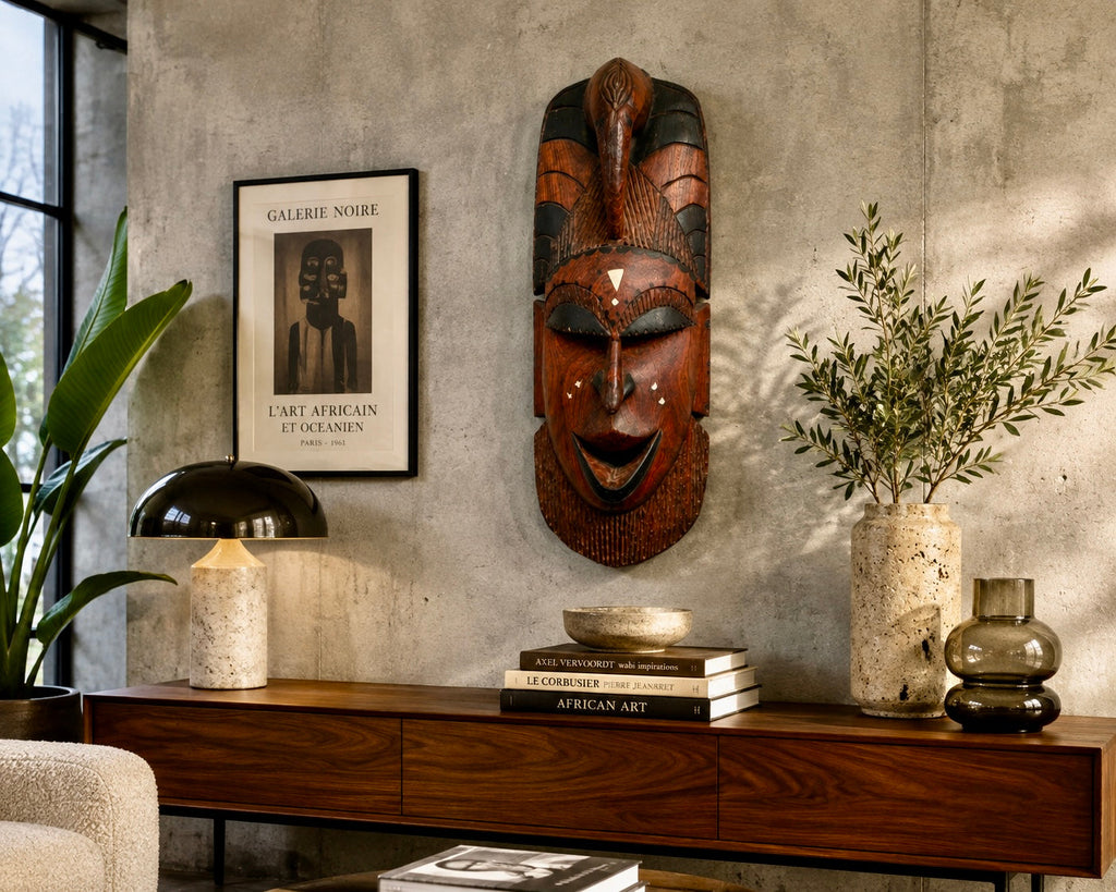 Masque africain en bois sculpté avec incrustations de nacre – Art tribal – Pièce artisanale