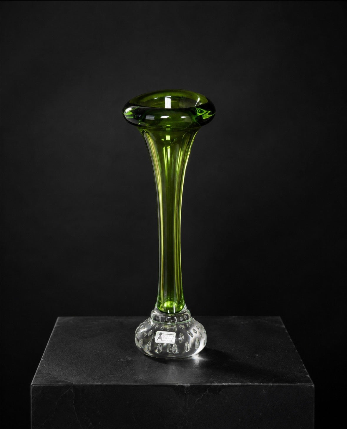 Vase soliflore vintage Nybro Glasbruk – Verre soufflé suédois vert olive – Années 1970
