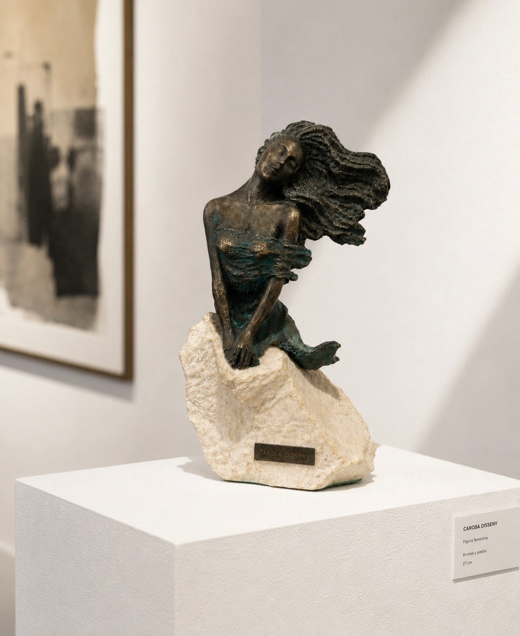Sculpture Carosa Disseny — Figure féminine stylisée sur socle minéral, H. 27 cm