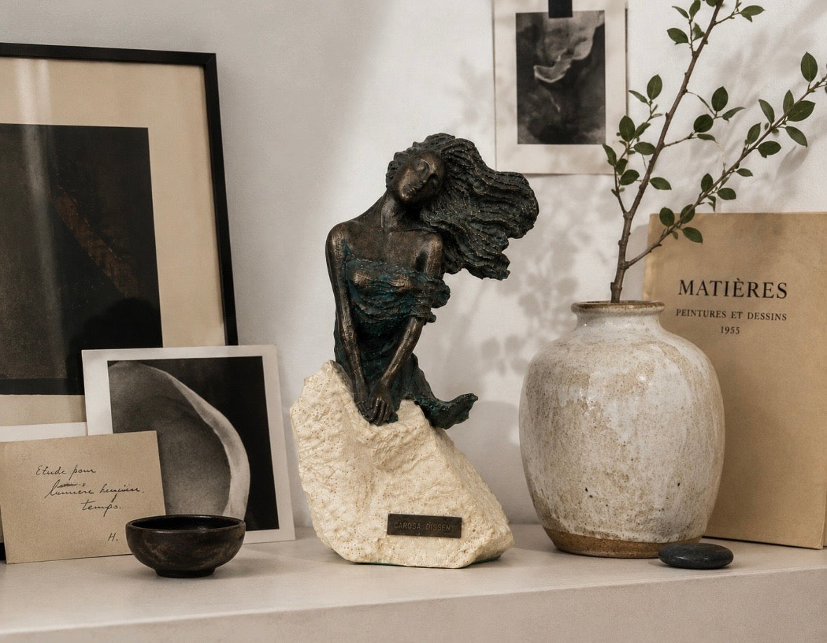 Sculpture Carosa Disseny — Figure féminine stylisée sur socle minéral, H. 27 cm