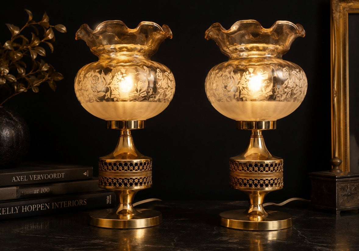 Paire de lampes vintage en laiton doré & verre ambré gravé