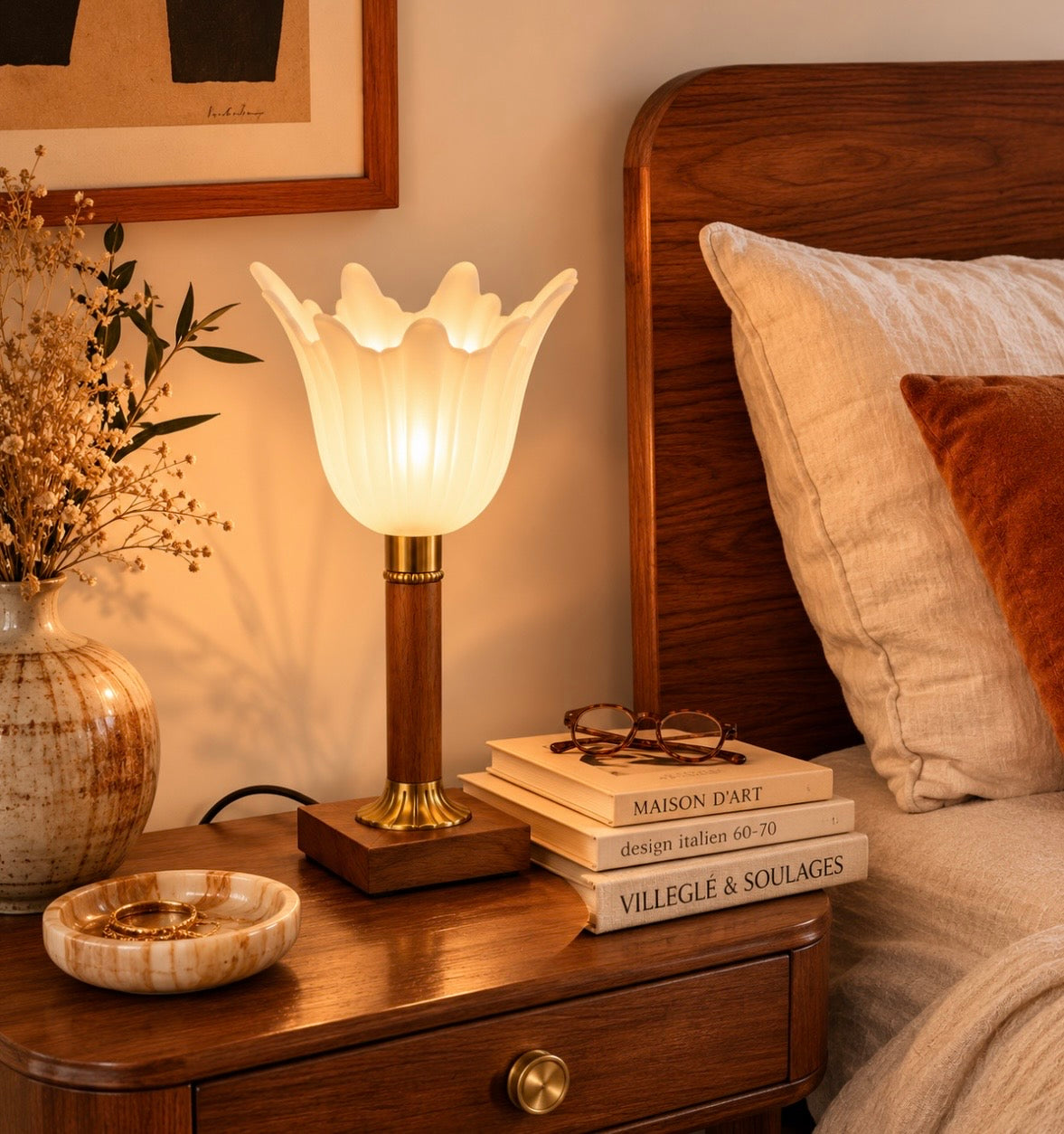 Lampe vintage tulipe – Verre opalin, bois et laiton