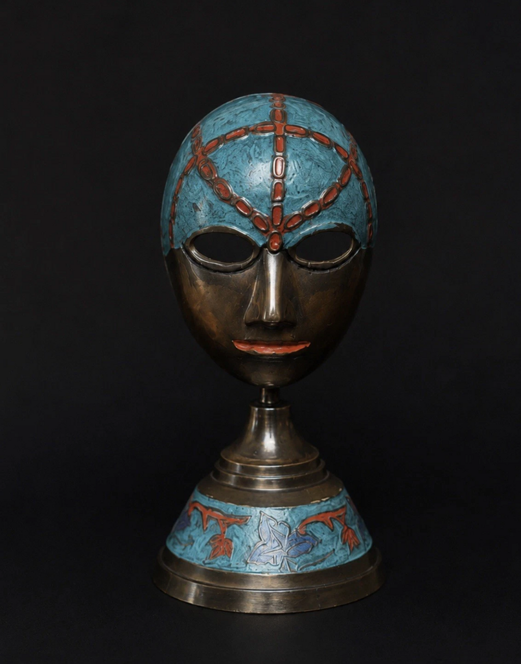 Masque de théâtre vintage émaillé — Turquoise, bronze & rouge, sur socle, H. 15 cm