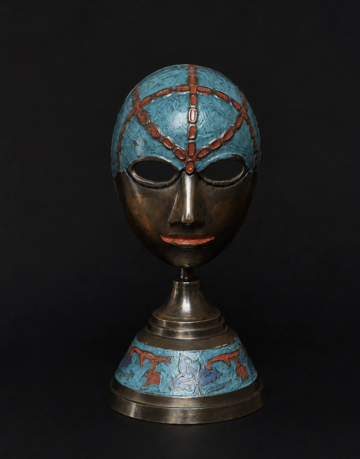 Masque de théâtre vintage émaillé — Turquoise, bronze & rouge, sur socle, H. 15 cm