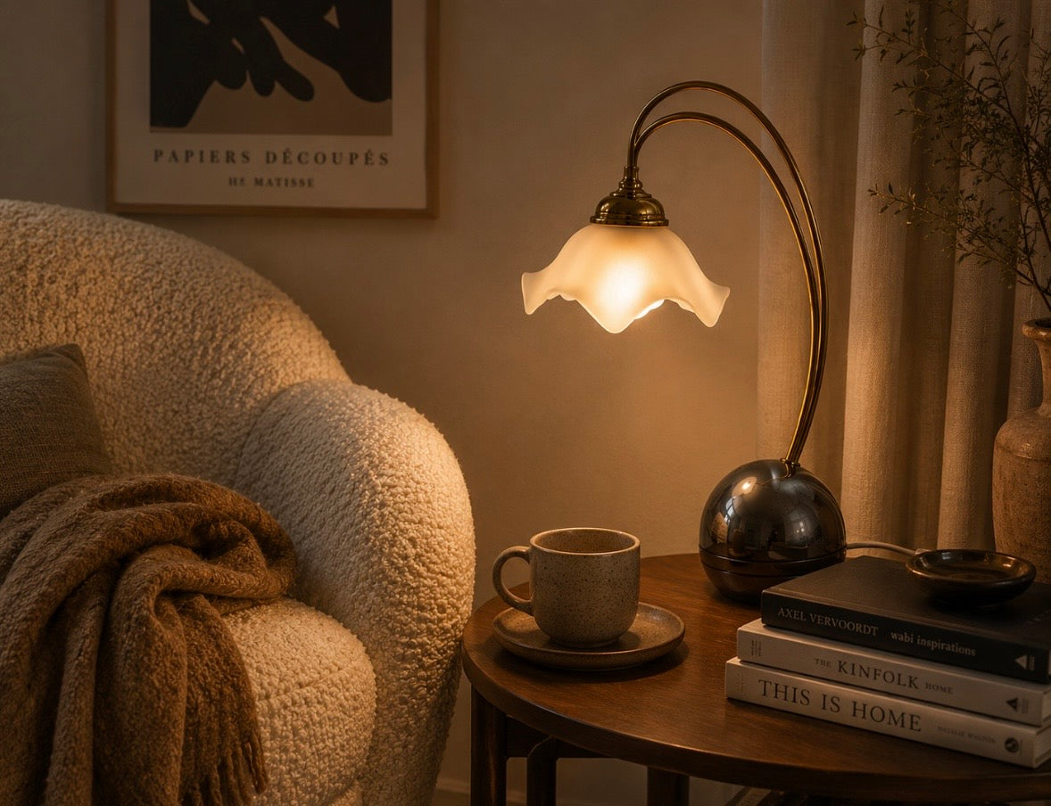 Lampe vintage arche – Verre satiné en forme de fleur et métal finition laiton