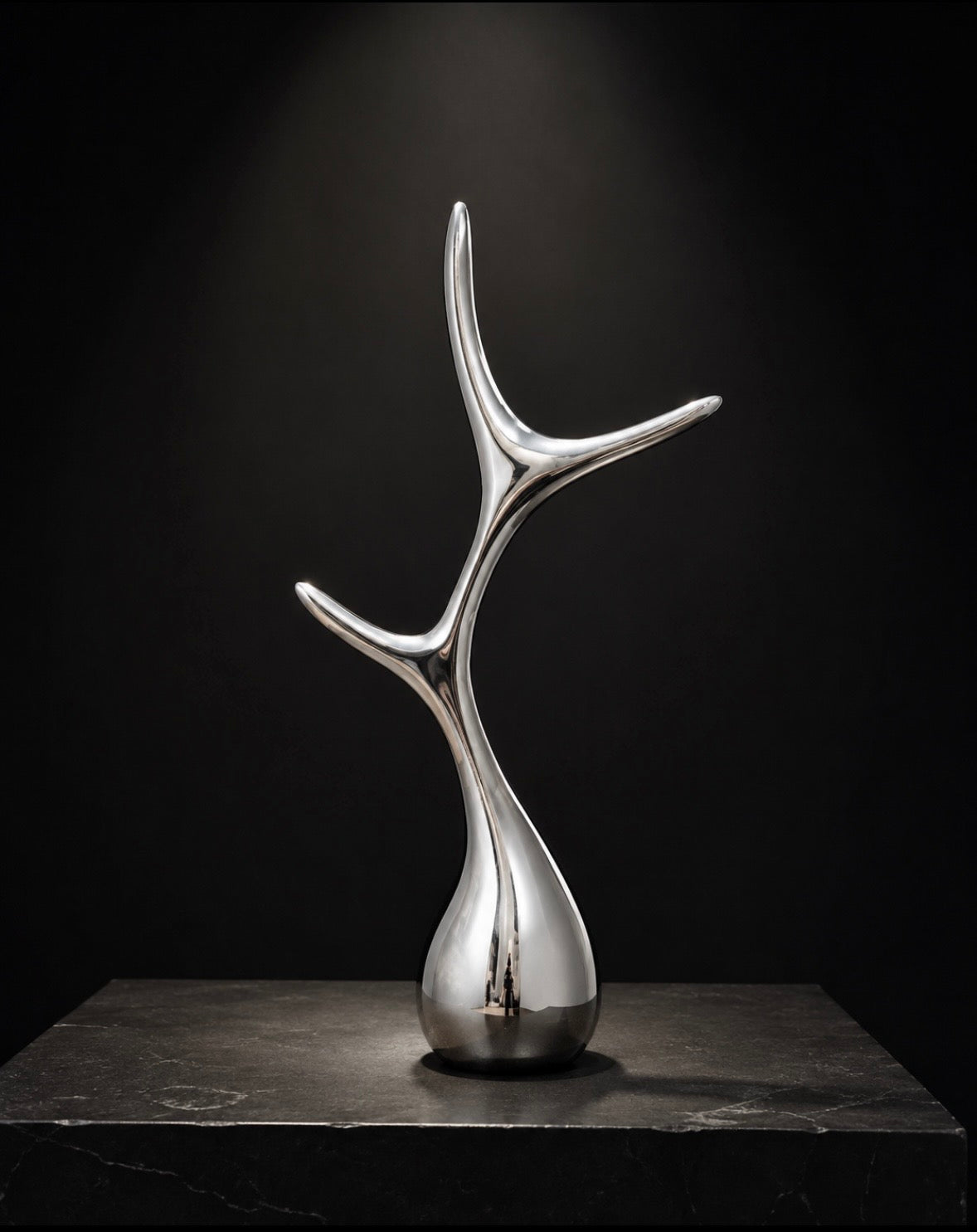 Décoration sculpturale en métal argenté – Porte-bijoux design contemporain