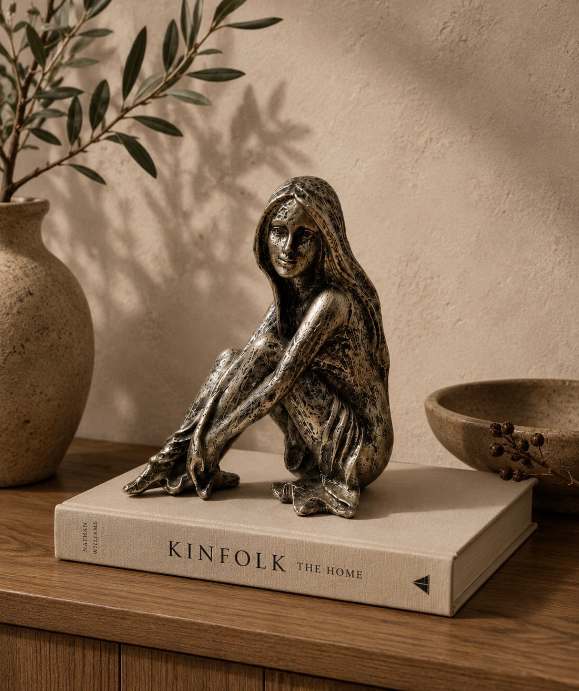 Sculpture décorative – Femme assise en finition argent vieilli