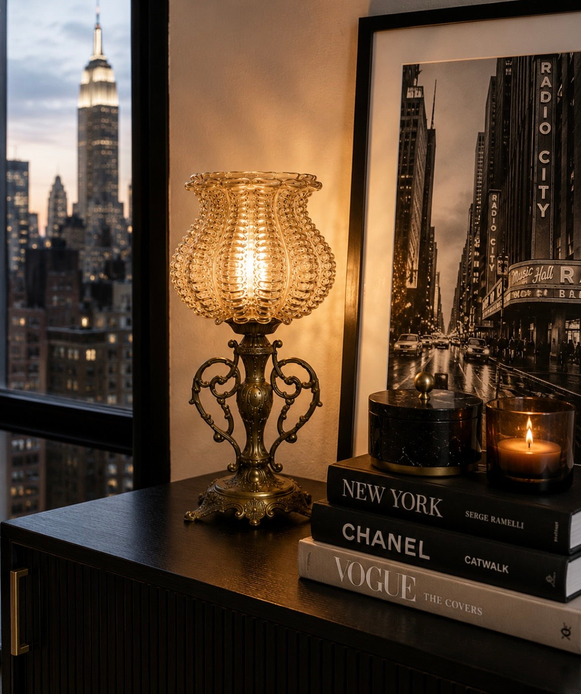 Lampe vintage en bronze ciselé et verre ambré – Années 1970