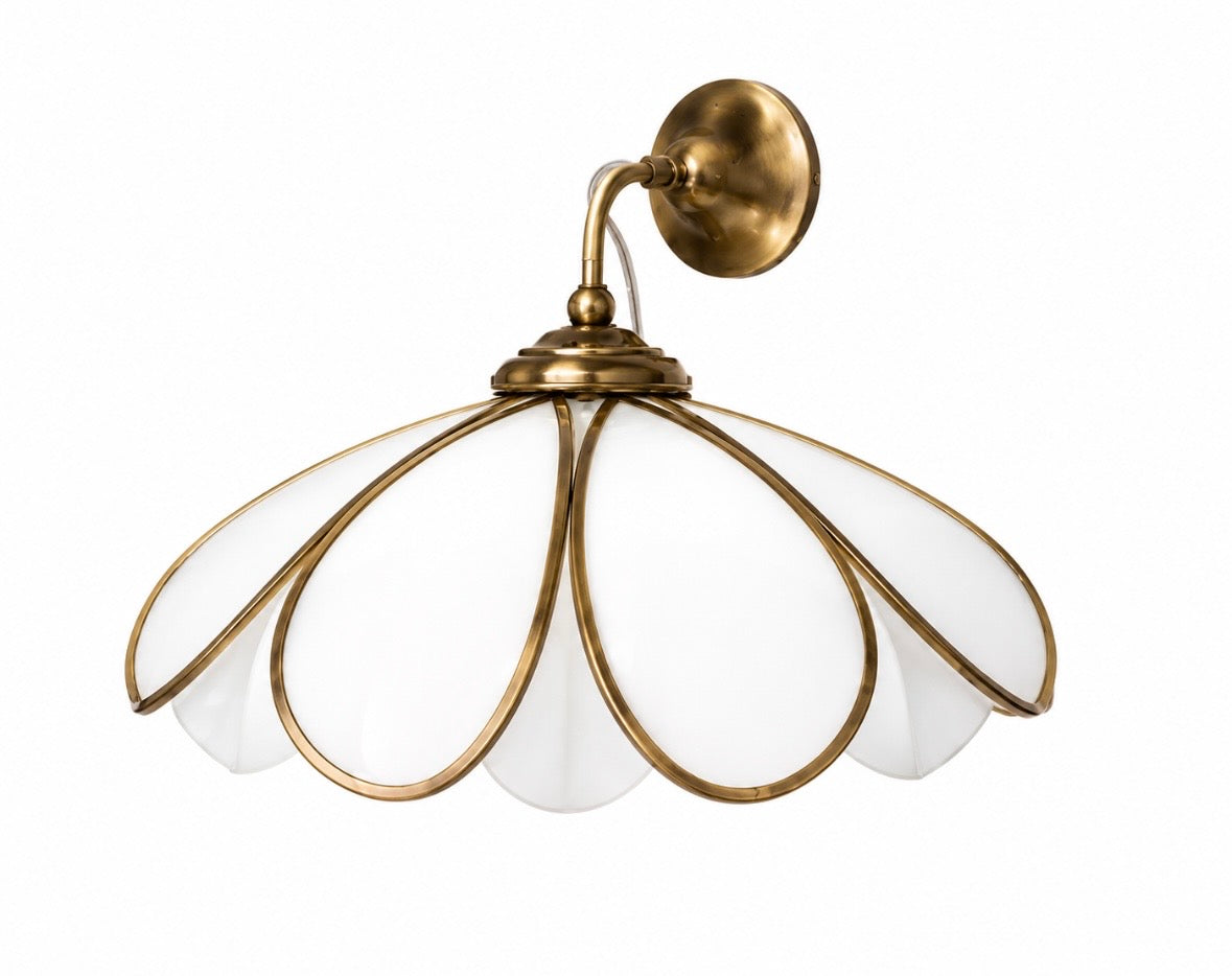 Suspension Margherita vintage en verre opalin et laiton – Italie, années 60–70