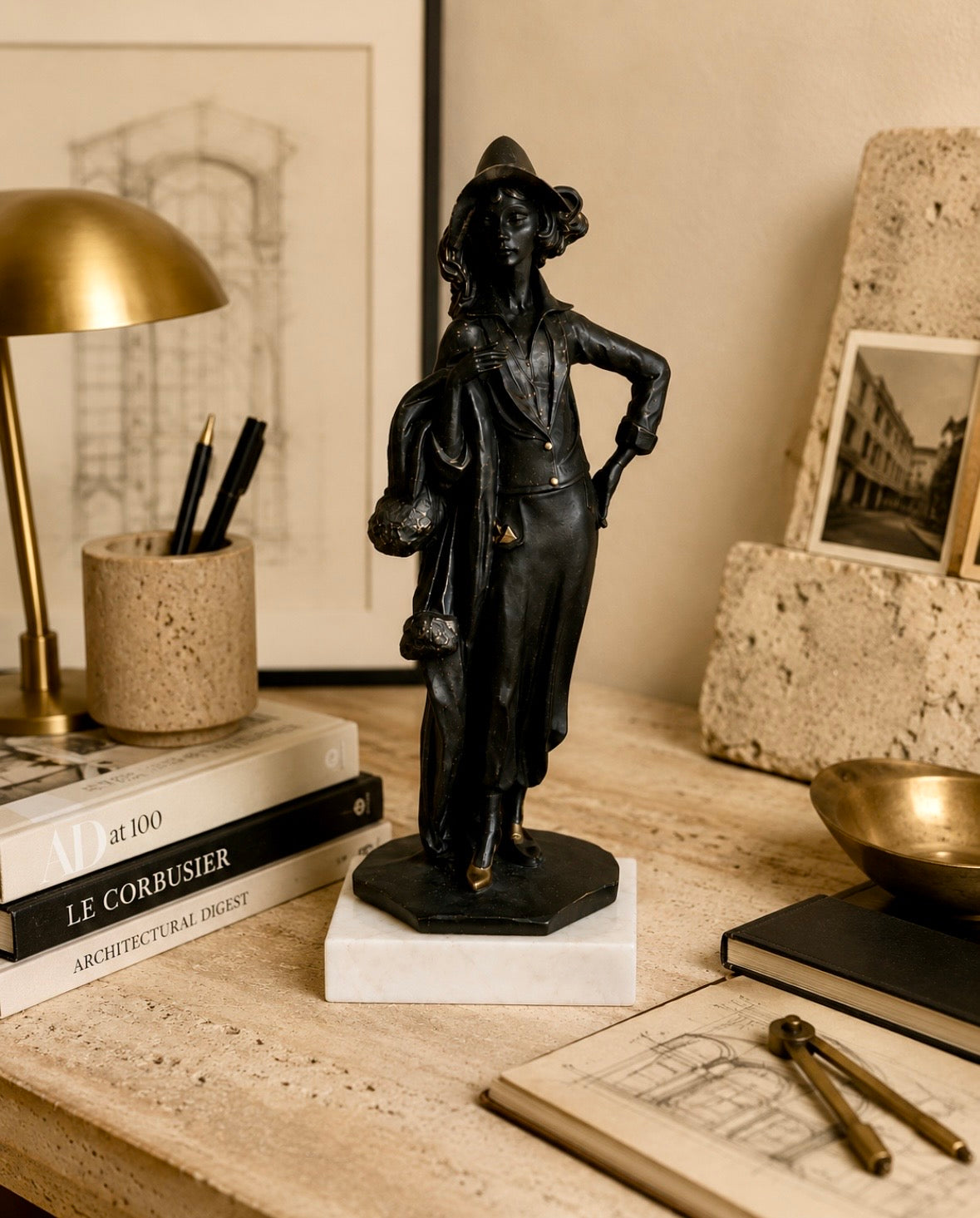 Figurine élégante sur socle en marbre – Esprit Art déco vintage