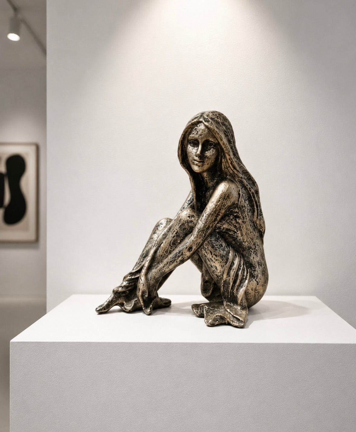 Sculpture décorative – Femme assise en finition argent vieilli