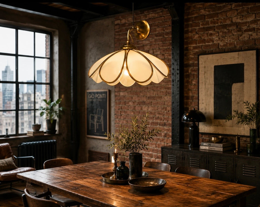 Suspension Margherita vintage en verre opalin et laiton – Italie, années 60–70