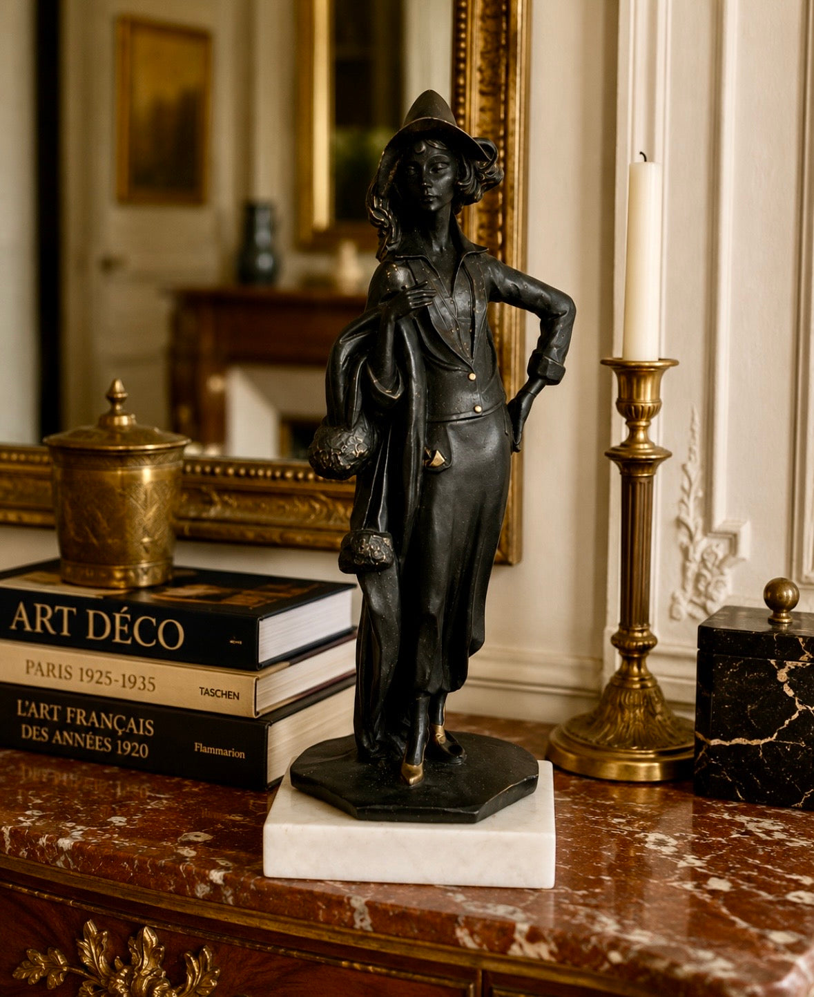 Figurine élégante sur socle en marbre – Esprit Art déco vintage