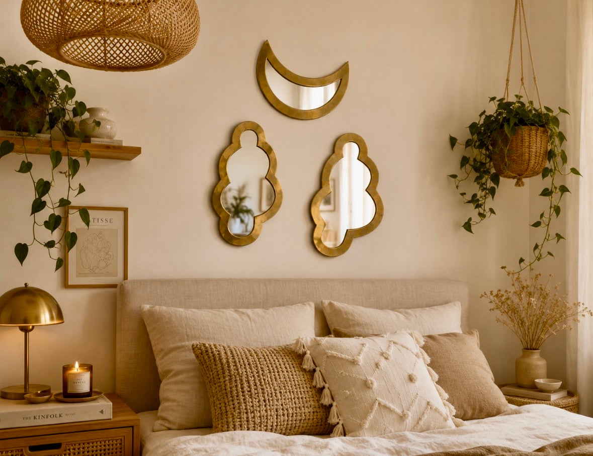 Trio de miroirs vintage en laiton dans un cabinet de curiosités avec tableaux anciens