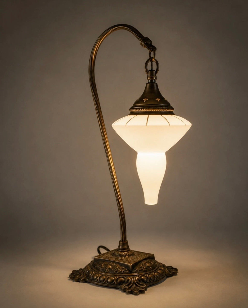 Lampe de table Art Nouveau — Bronze ciseleté & opaline dépoli, années 1960–70