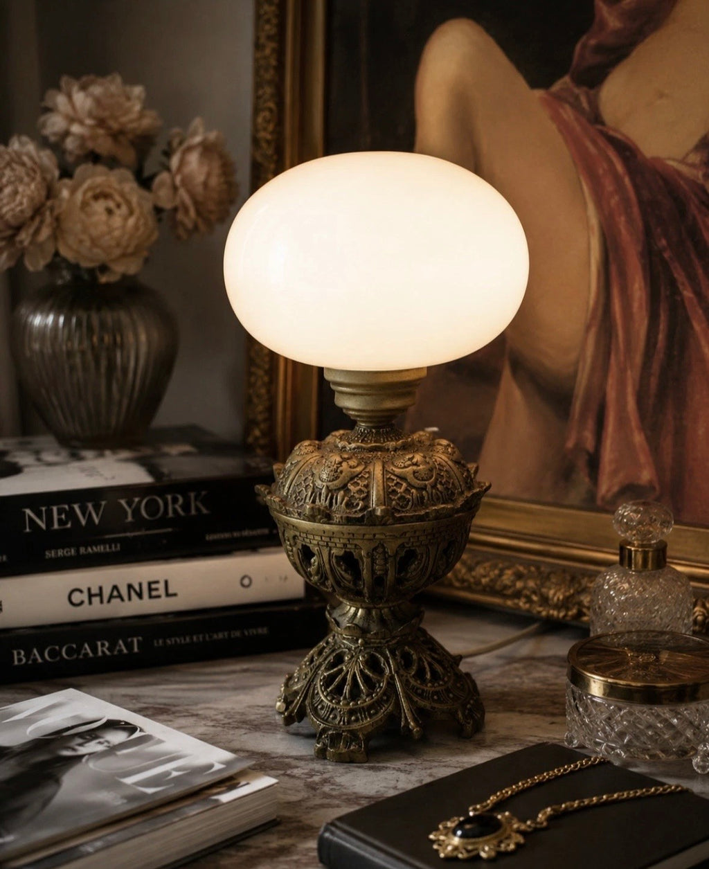 Lampe de table Art Déco — Opaline blanche & bronze patiné, années 1960–70