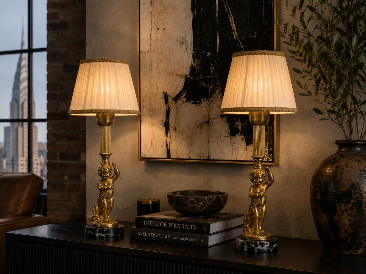 Paire de lampes anciennes à chérubins sur socle en marbre noir