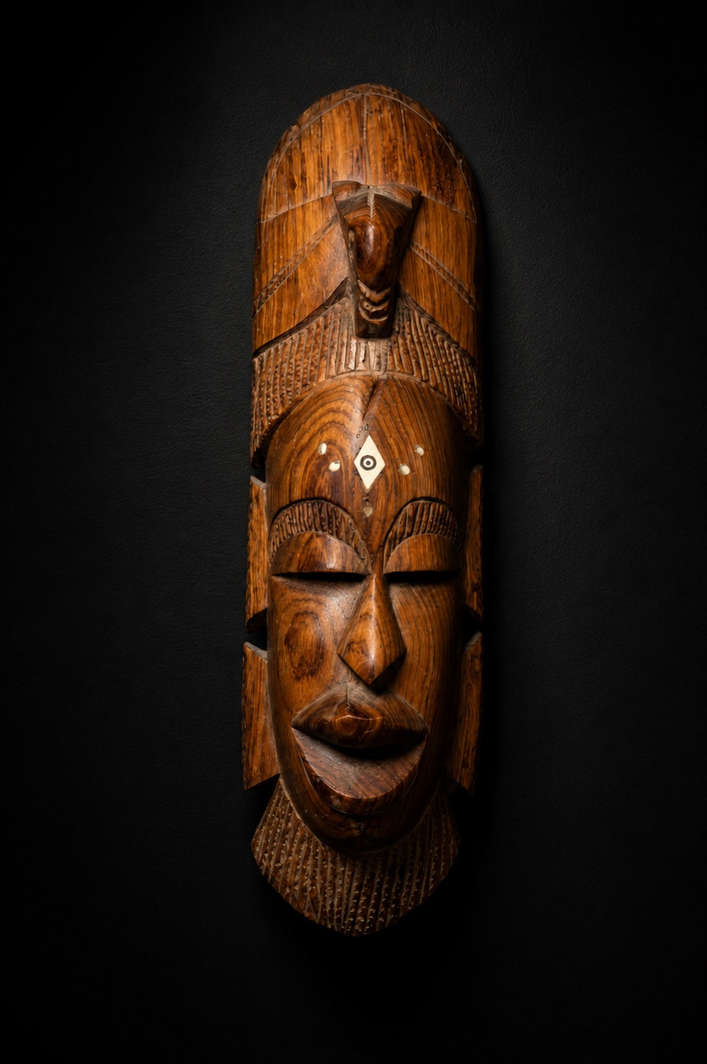 Masque mural africain sculpté en bois – Décoration vintage artisanale