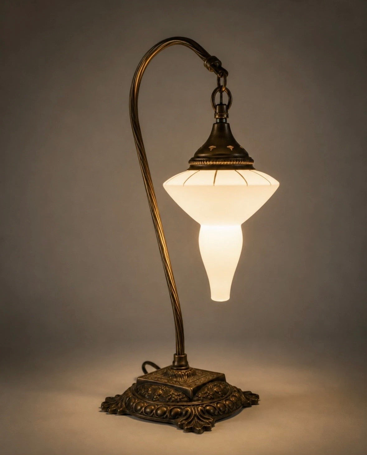 Lampe de table Art Nouveau — Bronze ciseleté & opaline dépoli, années 1960–70
