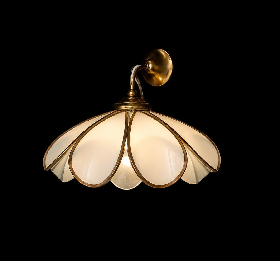 Suspension Margherita vintage en verre opalin et laiton – Italie, années 60–70