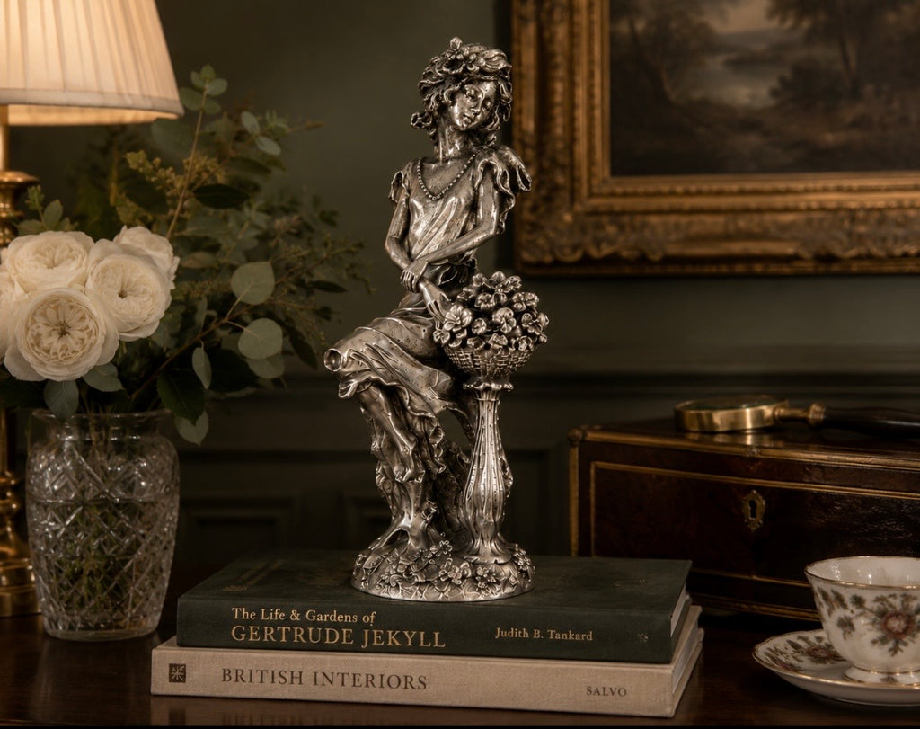 Sculpture Art Nouveau — Femme aux fleurs en régule patiné, XXe siècle