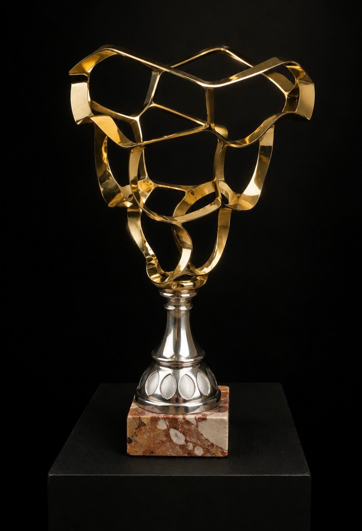 Sculpture abstraite vintage en métal doré sur socle en marbre – 35 cm