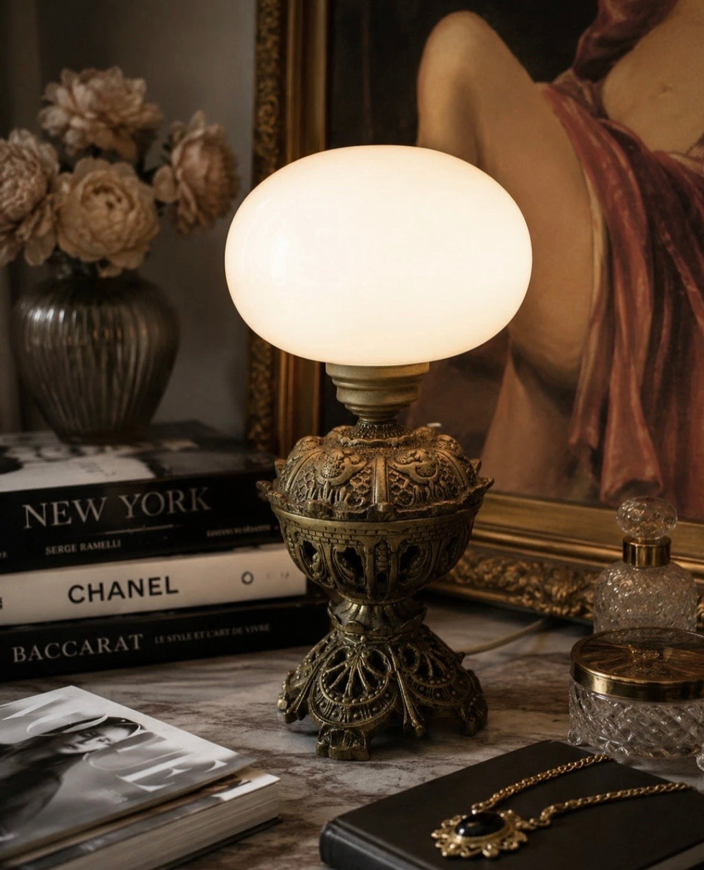 Lampe de table Art Déco — Opaline blanche & bronze patiné, années 1960–70