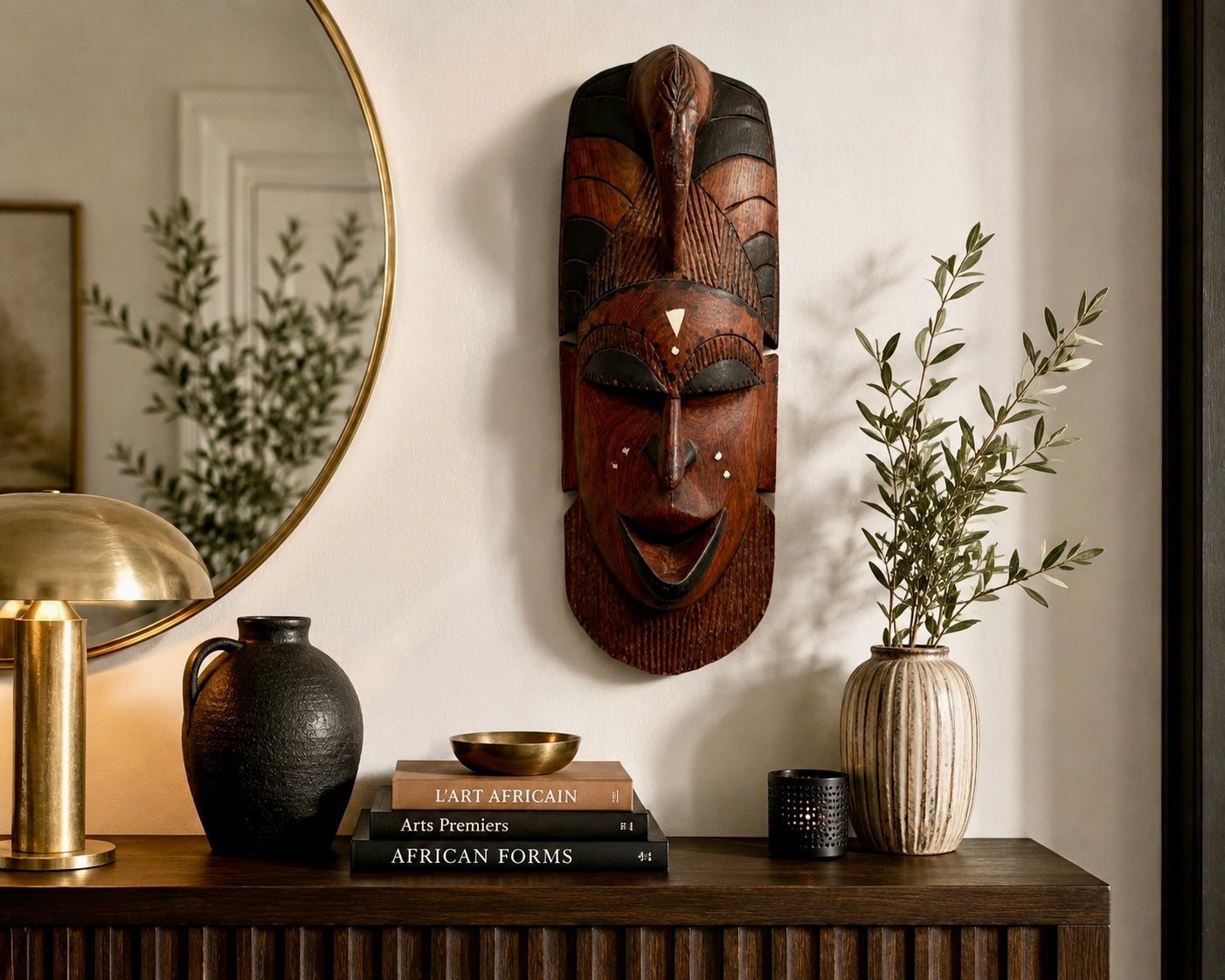 Masque africain en bois sculpté avec incrustations de nacre – Art tribal – Pièce artisanale