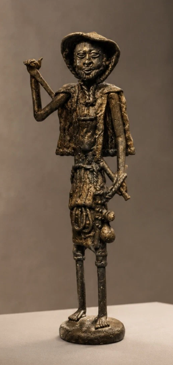 Statue africaine vintage en bronze — Personnage au bâton, patine ancienne, H. 31 cm