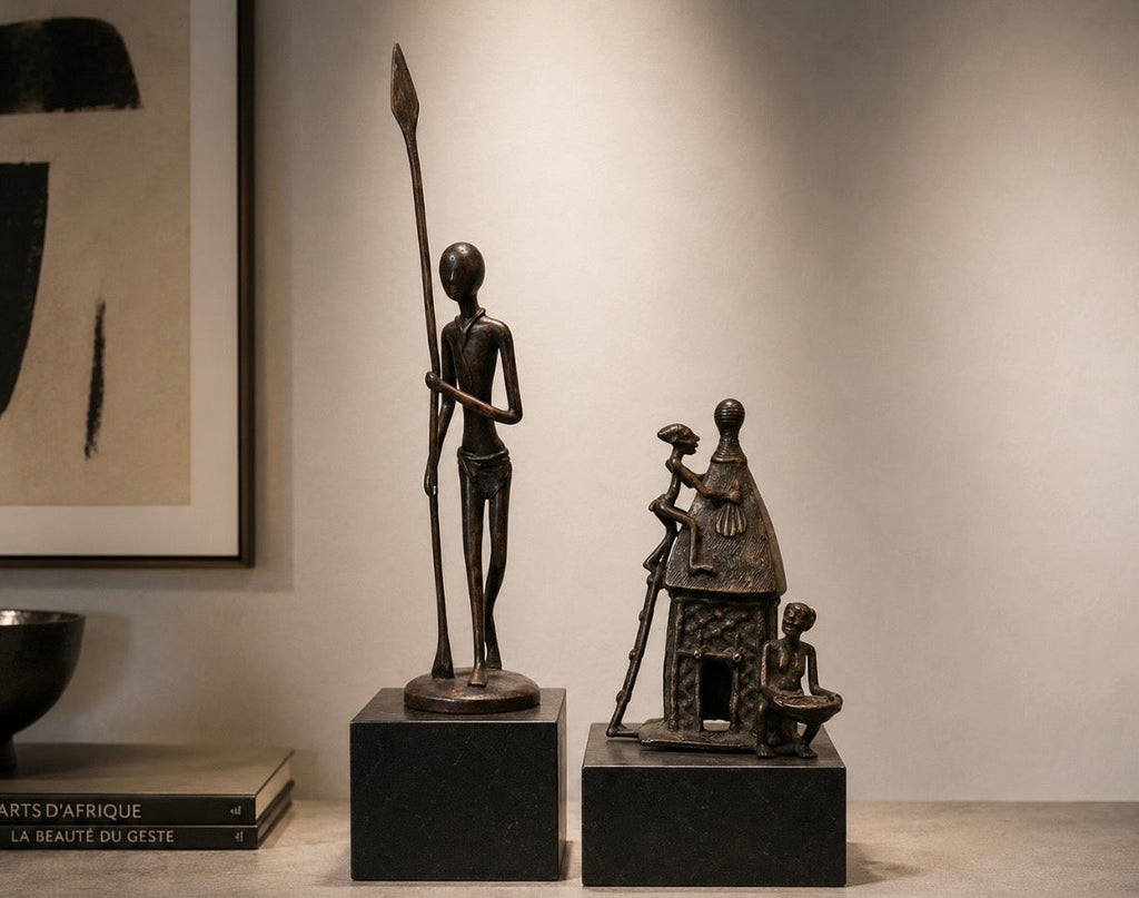 Lot de deux sculptures africaines en bronze patiné – Guerrier & scène de village