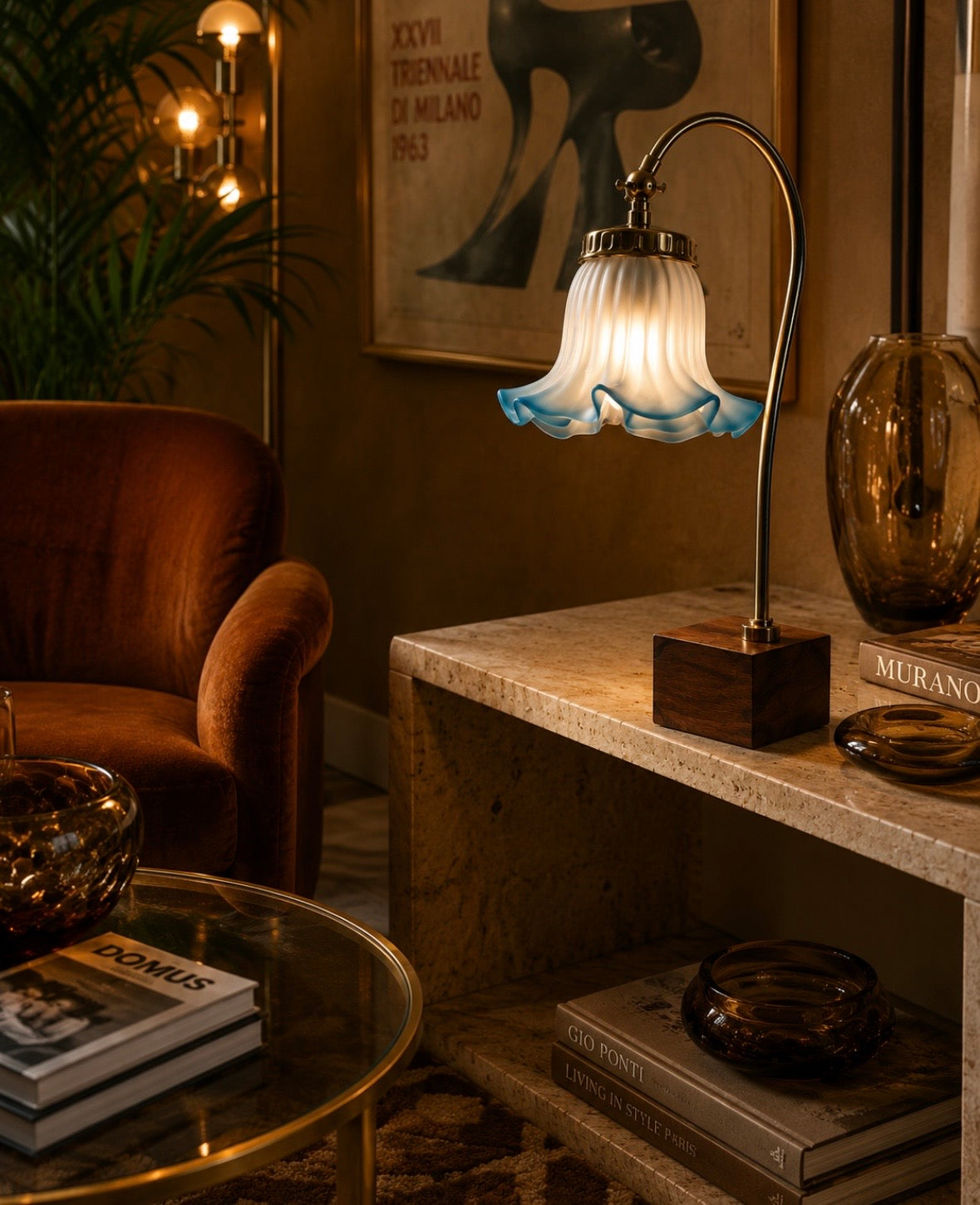 Lampe vintage – Verre opalin bleu dégradé, laiton et base en bois