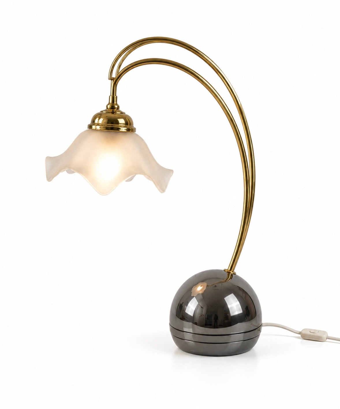 Lampe vintage arche – Verre satiné en forme de fleur et métal finition laiton