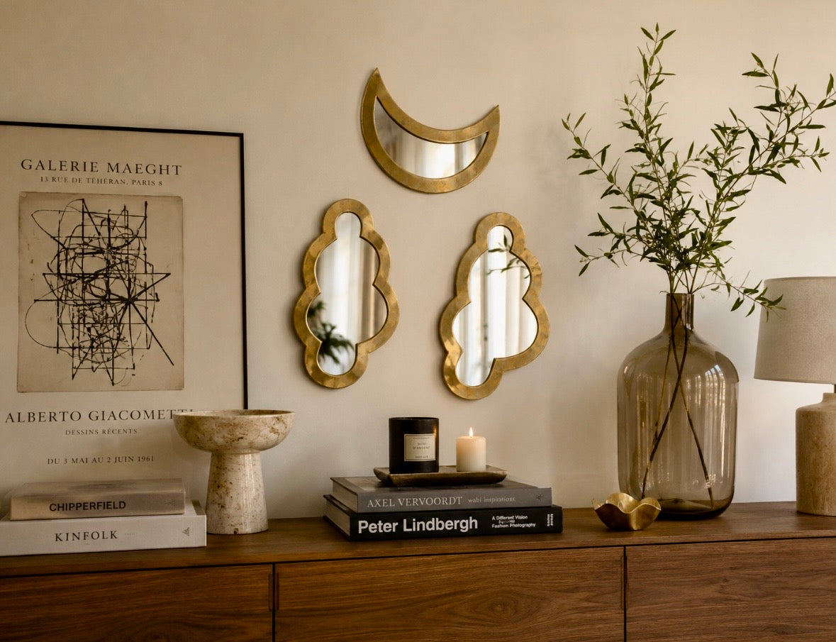 Trio de miroirs vintage en laiton nuages et croissant de lune dans un salon bohème