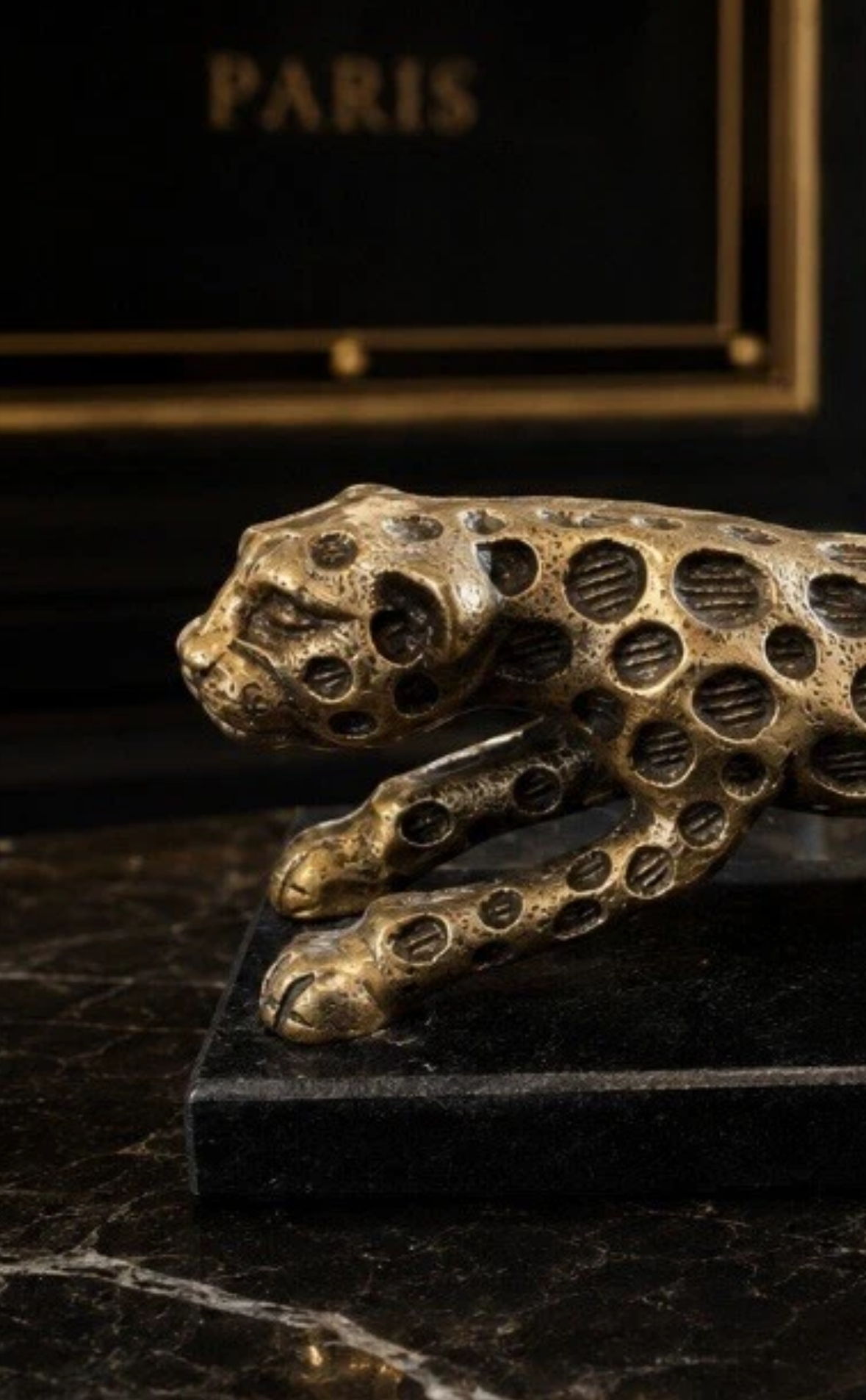Léopard décoratif doré patiné — Socle effet pierre noir, style Art Déco, L. 24 cm
