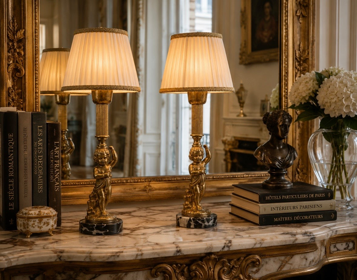 Paire de lampes anciennes à chérubins sur socle en marbre noir