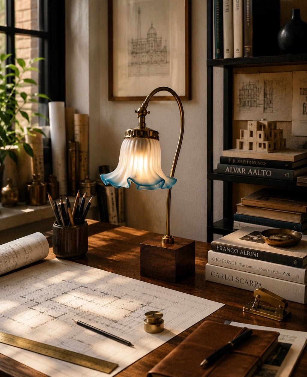 Lampe vintage – Verre opalin bleu dégradé, laiton et base en bois
