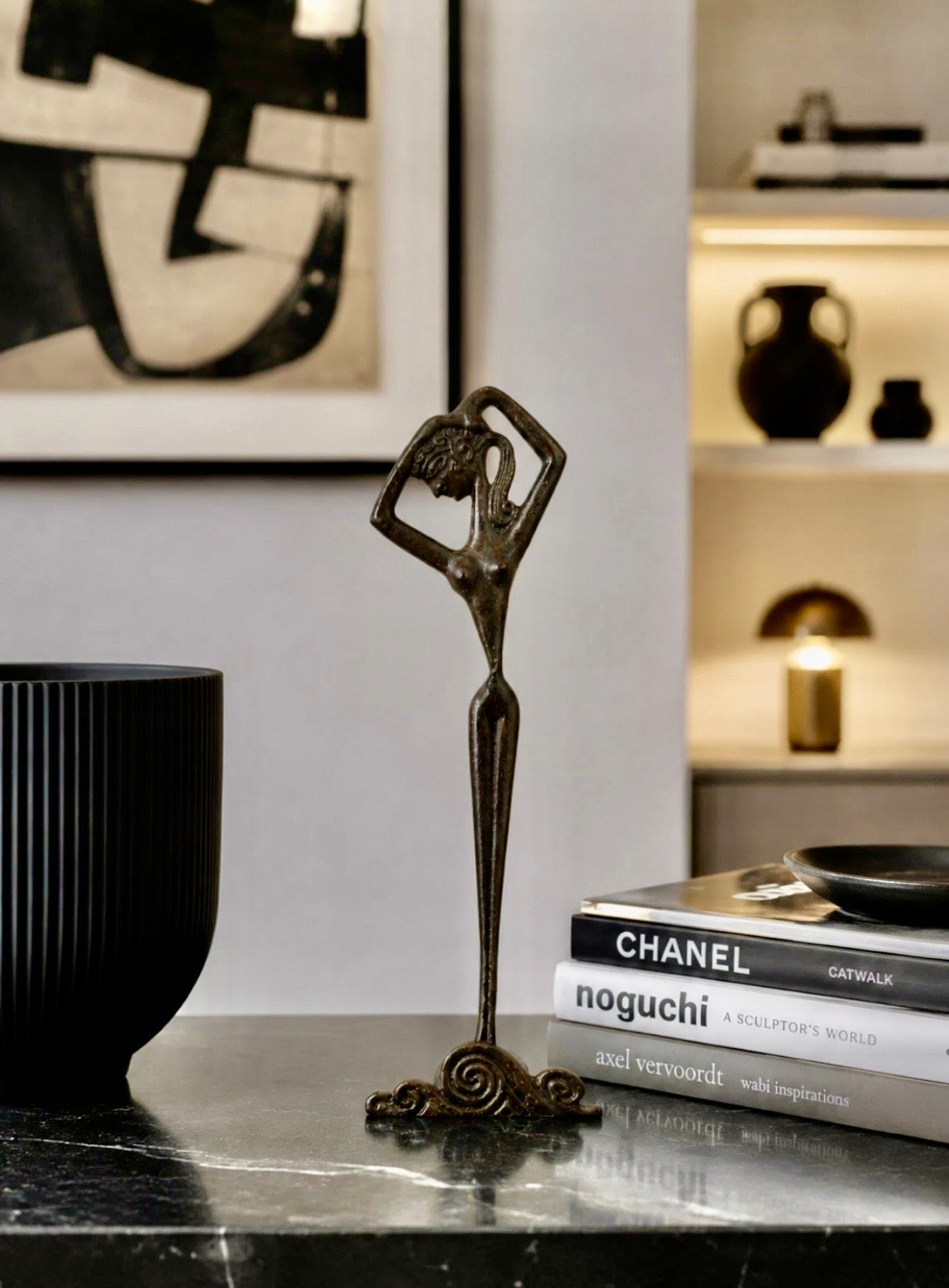 Ancienne sculpture danseuse Art Déco stylisée — Patine sombre, H. 22 cm
