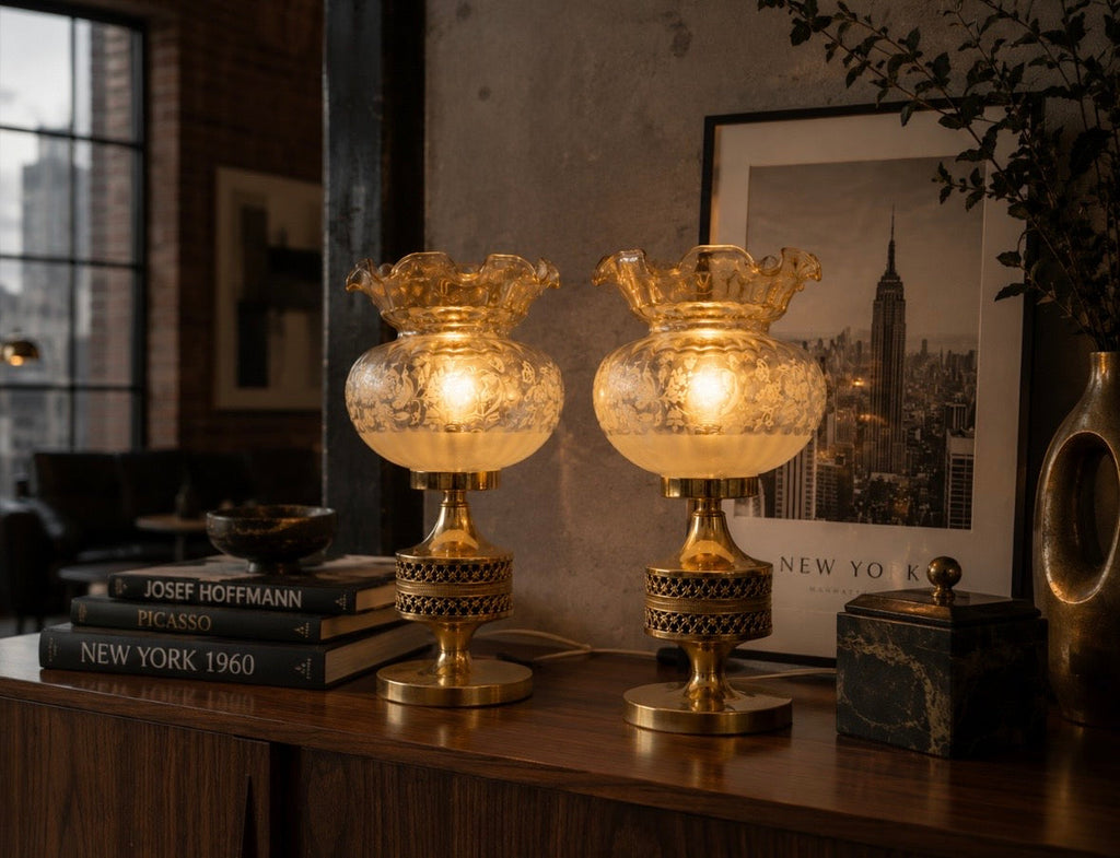 Paire de lampes vintage en laiton doré & verre ambré gravé