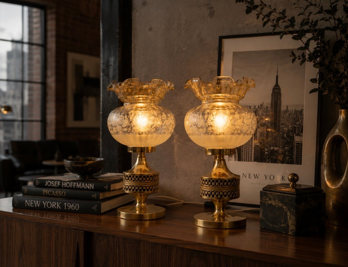 Paire de lampes vintage en laiton doré & verre ambré gravé