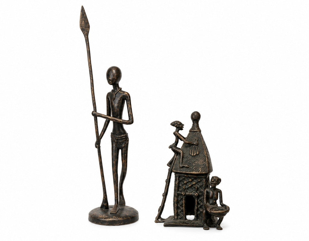 Lot de deux sculptures africaines en bronze patiné – Guerrier & scène de village