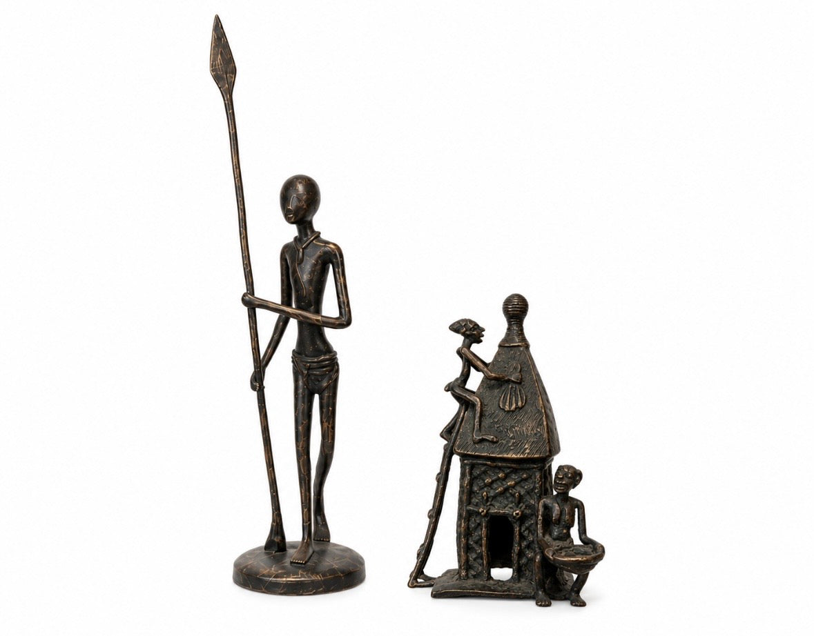 Lot de deux sculptures africaines en bronze patiné – Guerrier & scène de village