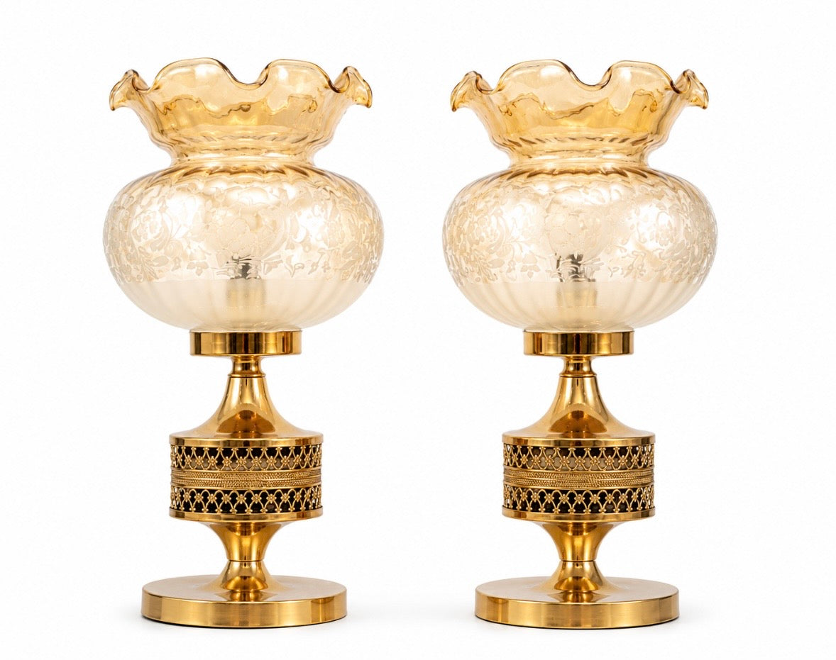 Paire de lampes vintage en laiton doré & verre ambré gravé