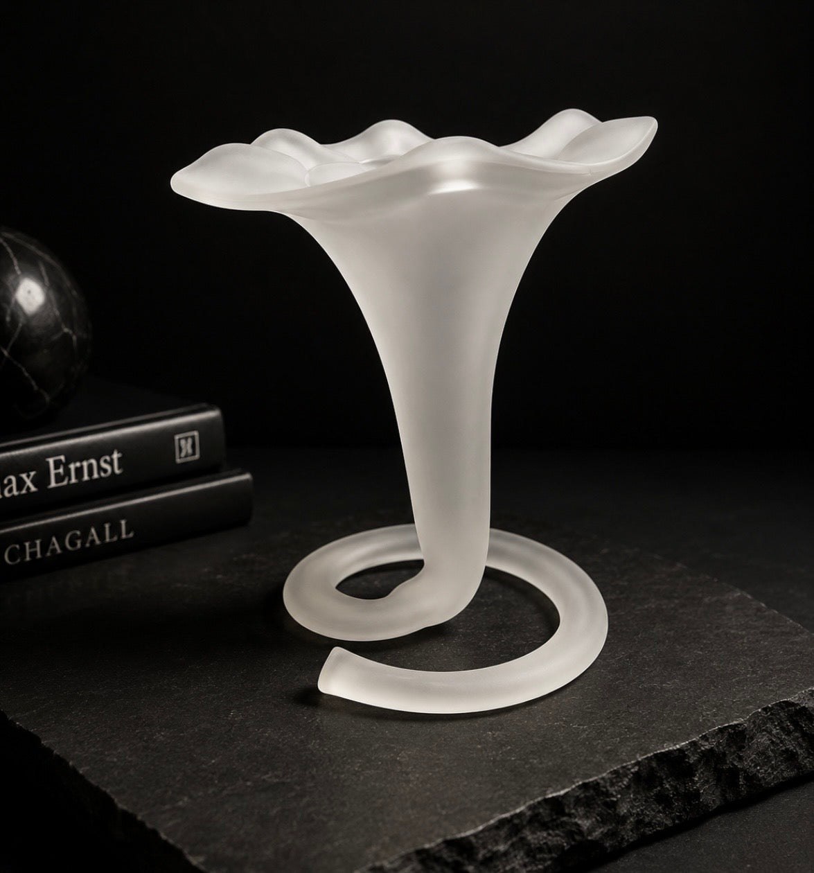Soliflore Tulipe en Verre Satiné Vintage – Sculpture Décorative – 17 cm
