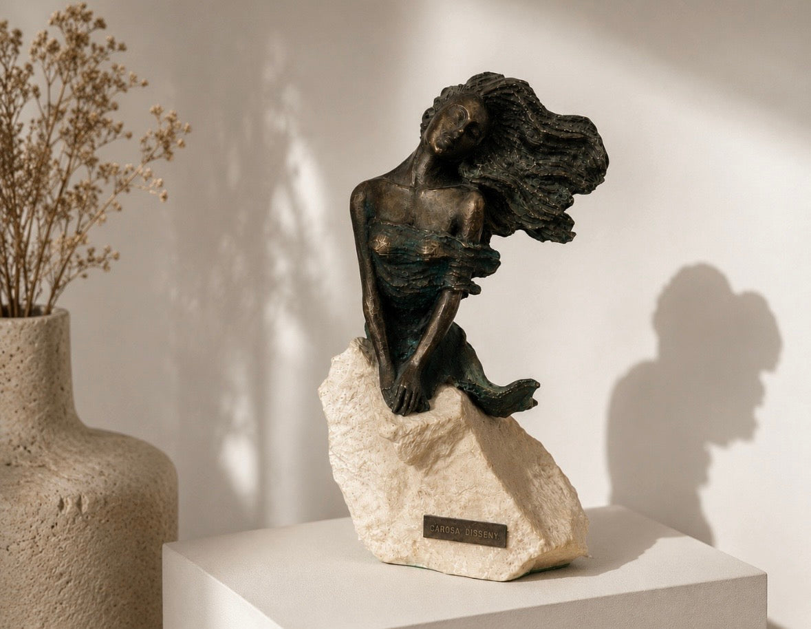 Sculpture Carosa Disseny — Figure féminine stylisée sur socle minéral, H. 27 cm