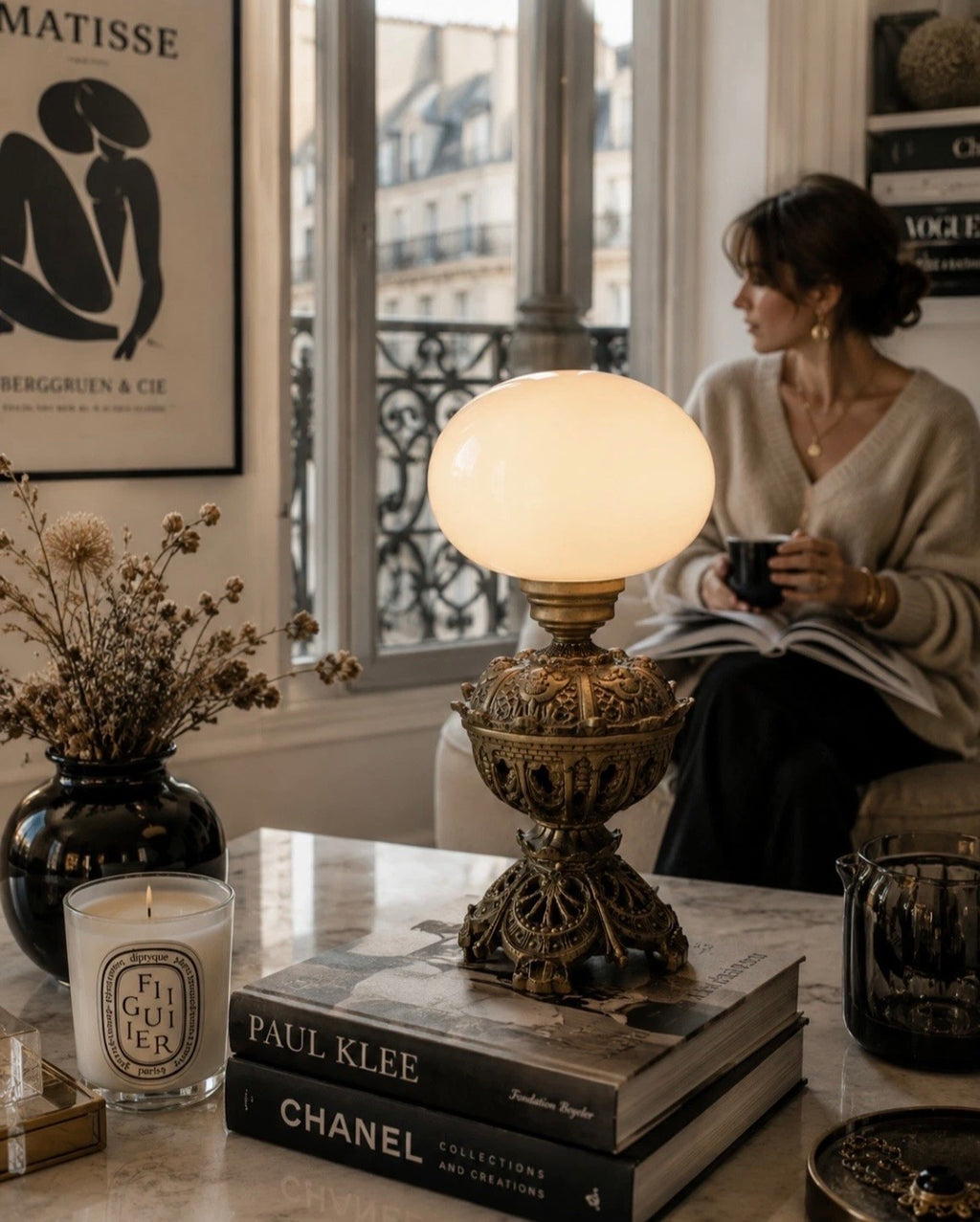 Lampe de table Art Déco — Opaline blanche & bronze patiné, années 1960–70